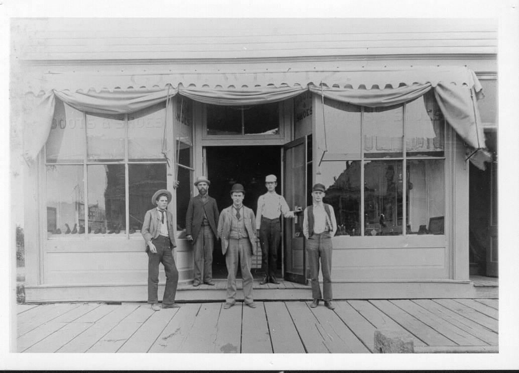 127E2 Pictured above is George Wietz and Sons Boots & Shoes in 1907, located in the west most section of what is Fricano’s in 2018.