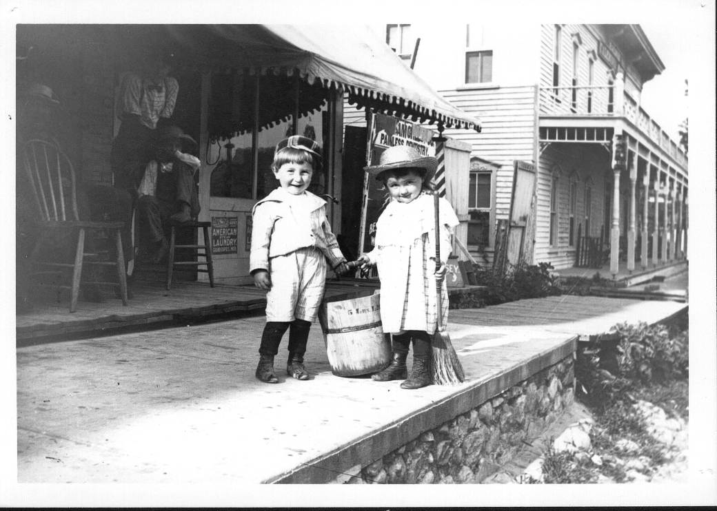 135E2 Late 19th century this location was a local store for American Laundry service out of Grand Rapids, MI.